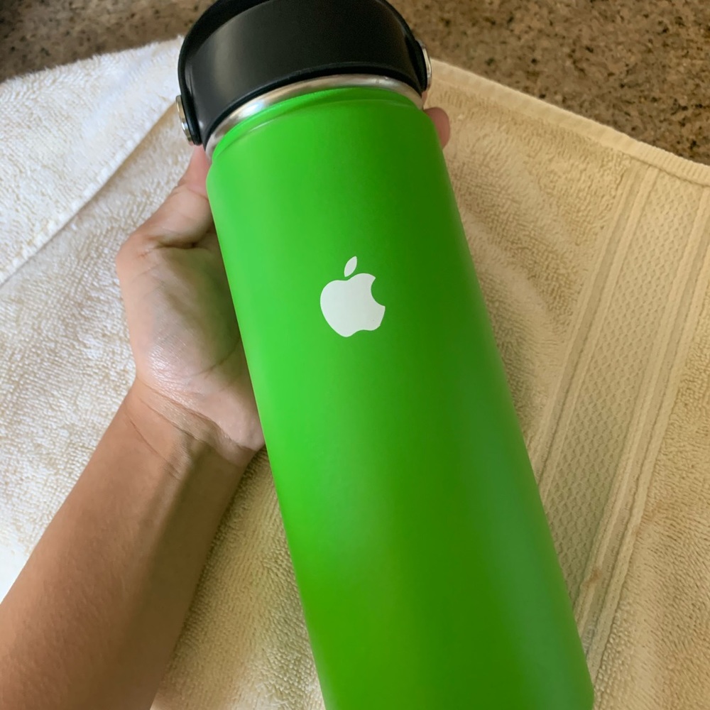 APPLE EXCLUSIVE HYDROFLASK 18OZ *RARE*